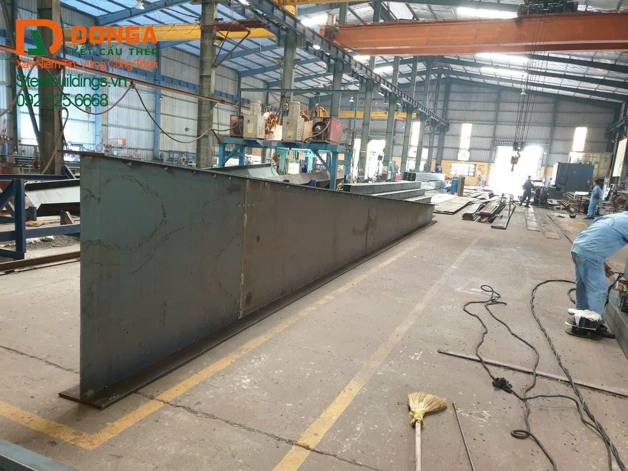 Dây chuyền máy móc tại nhà máy DongA Steel