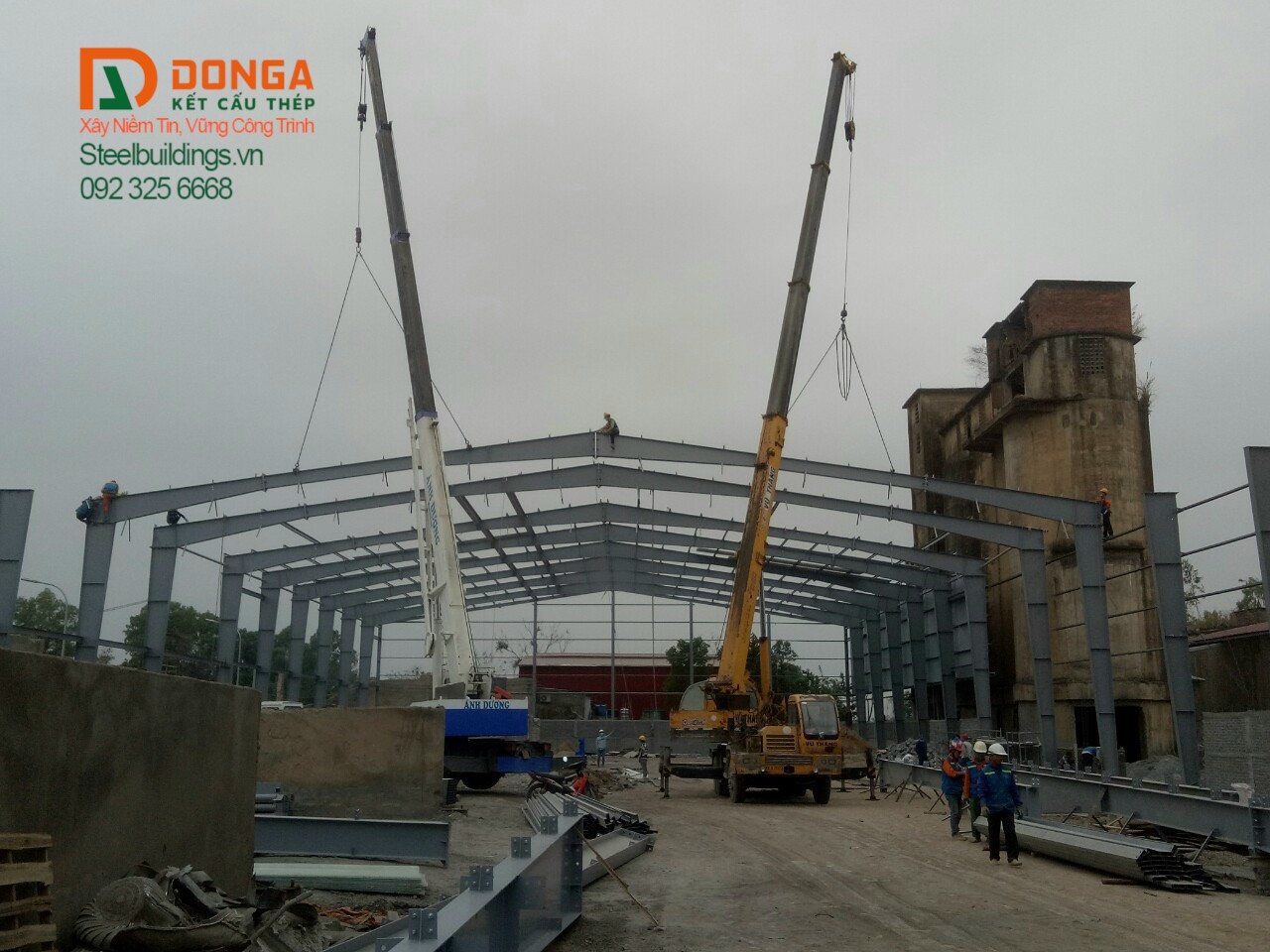 Cẩu lắp cấu kiện khung chính