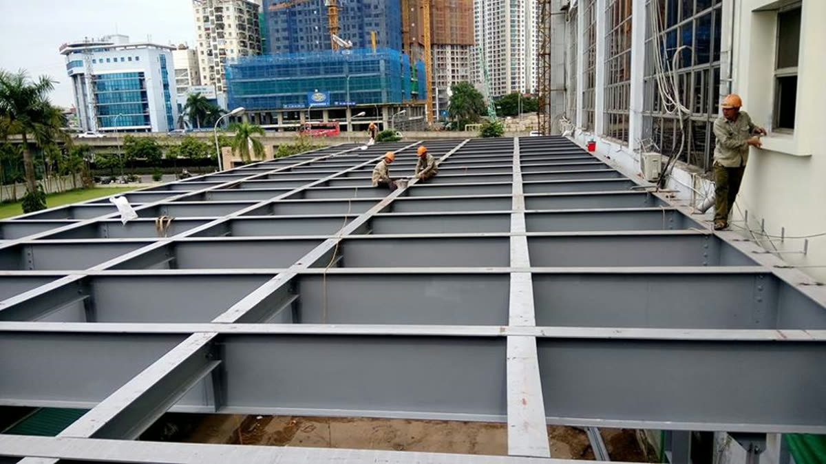 Lắp dựng kết cấu thép tại công trường